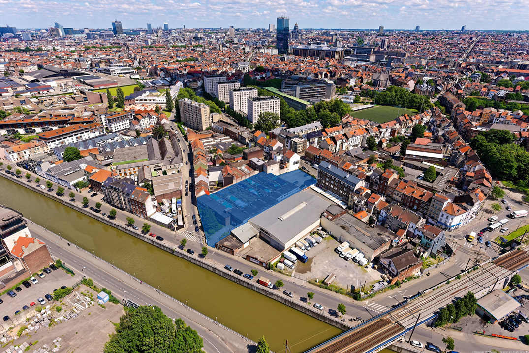 Aerial view of the site, with the city center in the background.