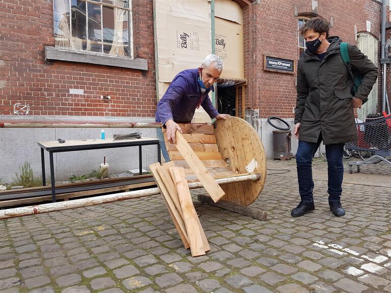 The TomorrowNowMovement team builds benches from reclaimed materials. © sau-msi.brussels (P.Sa.)