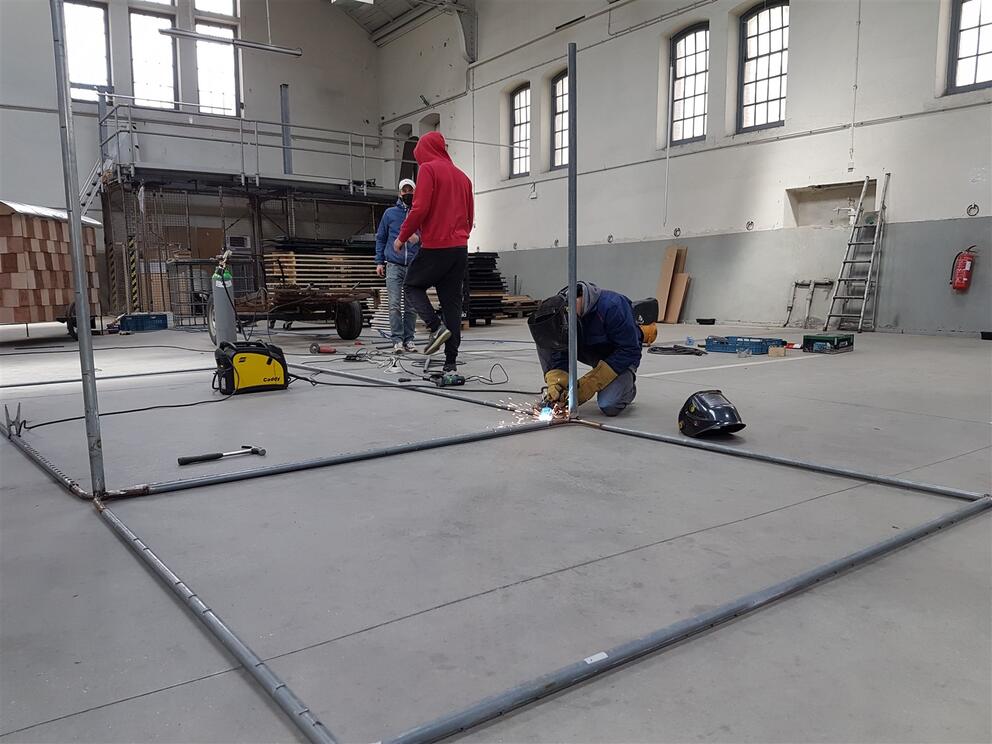 The TomorrowNowMovement team builds a mobile chicken coop from reclaimed materials. © sau-msi.brussels (P.Sa.)