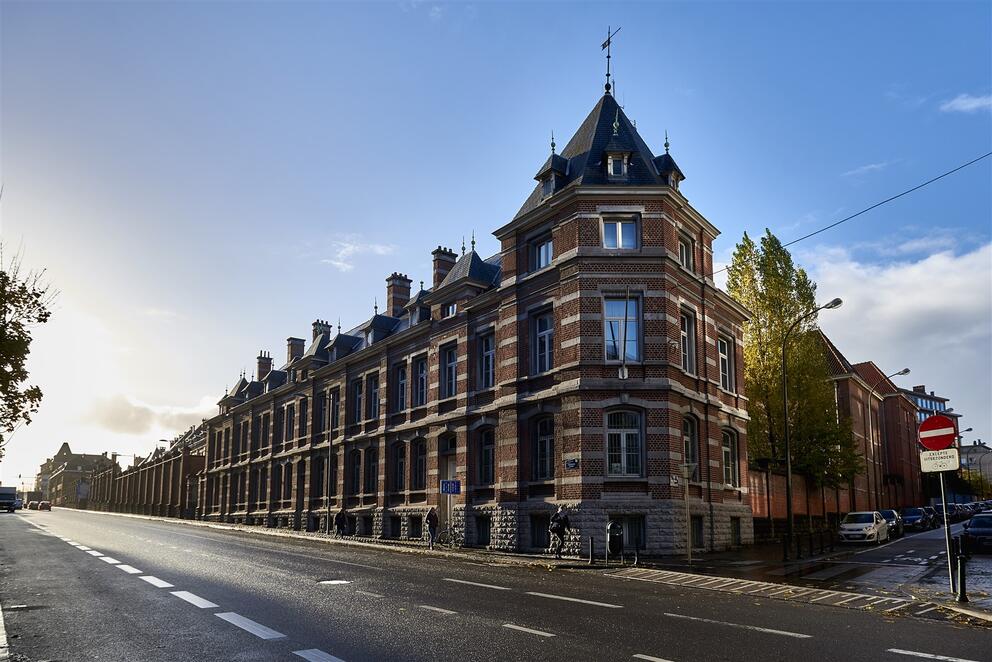 At the corner of Rue Fritz Toussaint and Avenue de la Couronne, one of the buildings to be converted into social housing as part of the Usquare.brussels operation. © sau-msi.brussels (Reporters)