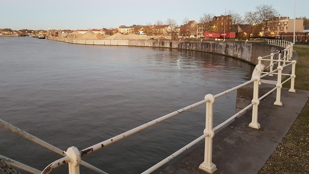 The land is situated on the right bank of the Vergote Dock near the Canal’s turning area. © sau-msi.brussels (P.Sa.)