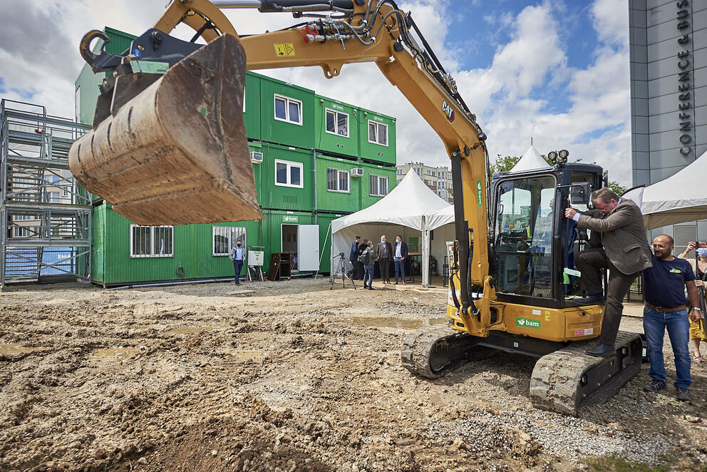 The Minister-President of the Brussels-Capital Region, Rudi Vervoort, used a digger to officially launch construction work on the site of the Frame media centre, © sau-msi.brussels (Reporters) 