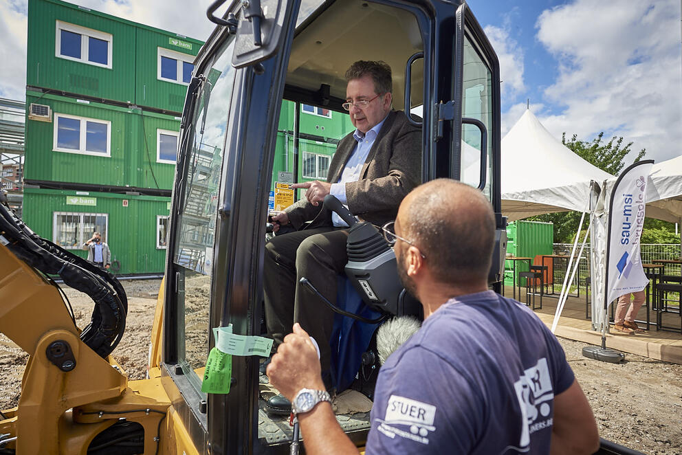 The Minister-President of the Brussels-Capital Region, Rudi Vervoort, used a digger to officially launch construction work on the site of the Frame media centre, © sau-msi.brussels (Reporters) 