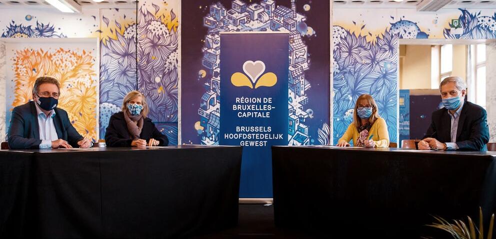 The Brussels Minister-President and the rectors of VUB and ULB signed documents relating to the long lease that the Region has granted to the two universities. © Cabinet Rudi Vervoort 