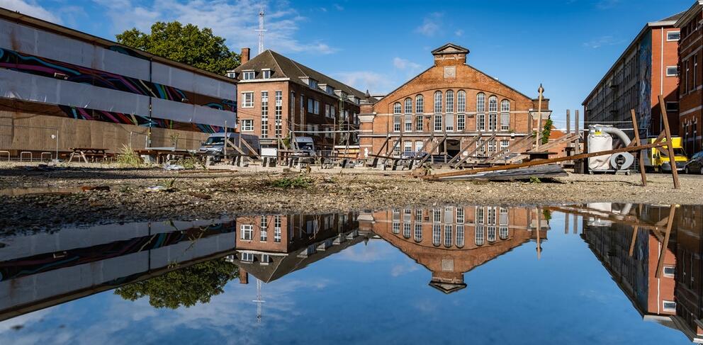 The Riding School was the iconic building of the former gendarmerie barracks until 2018, and then of the temporary occupation from 2019 to 2022. It is to be converted into a food court, and will retain this iconic status within the Usquare.brussels district. © sau-msi.brussels (DPMN Digital) 